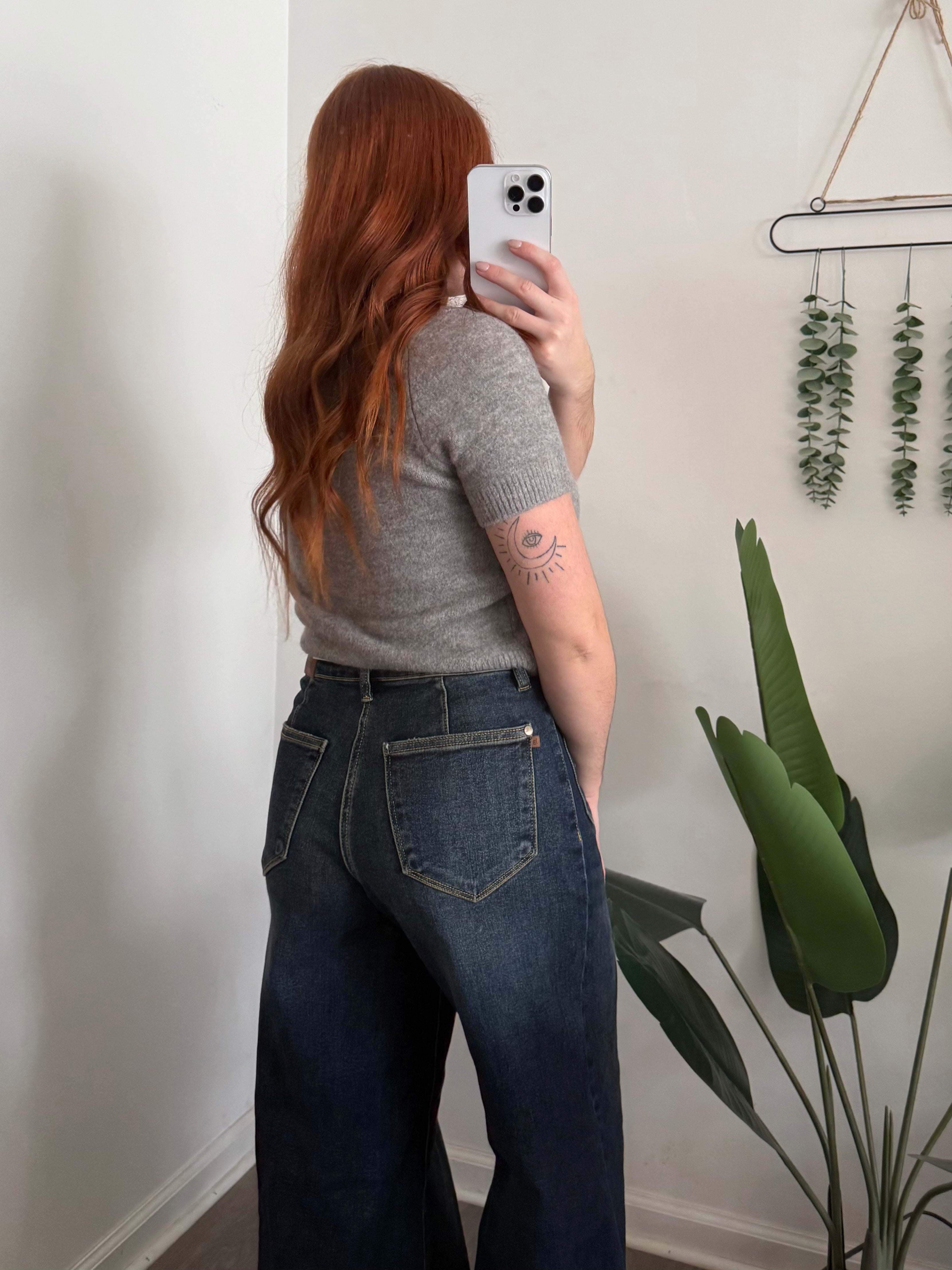 These high waist palazzo jeans are a trendy and flattering option for any casual outfit. The front patch pockets add a stylish touch and provide functional storage. The high waist design elongates the legs and accentuates the waist for a flattering silhouette. Made from soft and stretchy fabric, these jeans are comfortable for all-day wear. Elevate your denim game with these high waist palazzo jeans featuring front patch pockets.

Features:Raw Hem,Pocketed
Stretch:No stretch
Material composition:94%Cotton 5