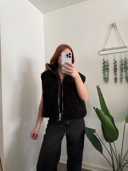 Wrap yourself in warmth and style with the Sherpa-Lined Zip Vest — a must-have layering piece for effortless comfort and versatility. Designed with a sleek silhouette and ultra-soft lining, this vest combines practicality and modern appeal in one cozy package.
Whether you’re heading out for a chilly morning walk, running errands, or layering up for an outdoor adventure, this reversible design gives you two looks in one — wear the smooth exterior for a polished vibe or flip to the sherpa side 